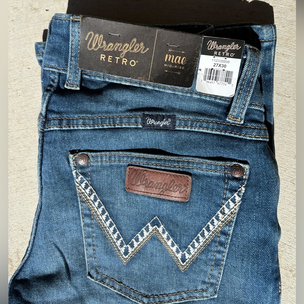 Wrangler women’s boot cut, mid-rise jeans, 27x30